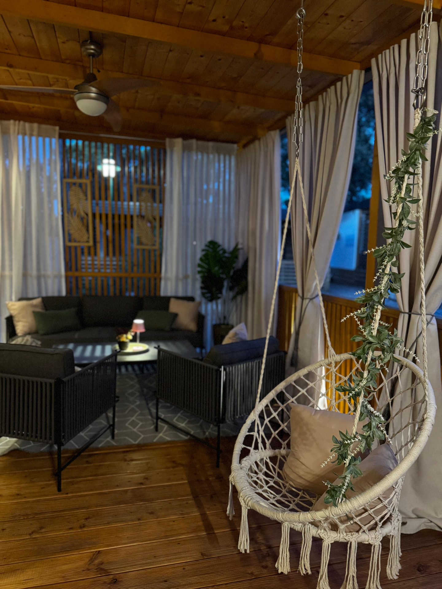Terasa u večernjem svjetlu s lounge garniturom