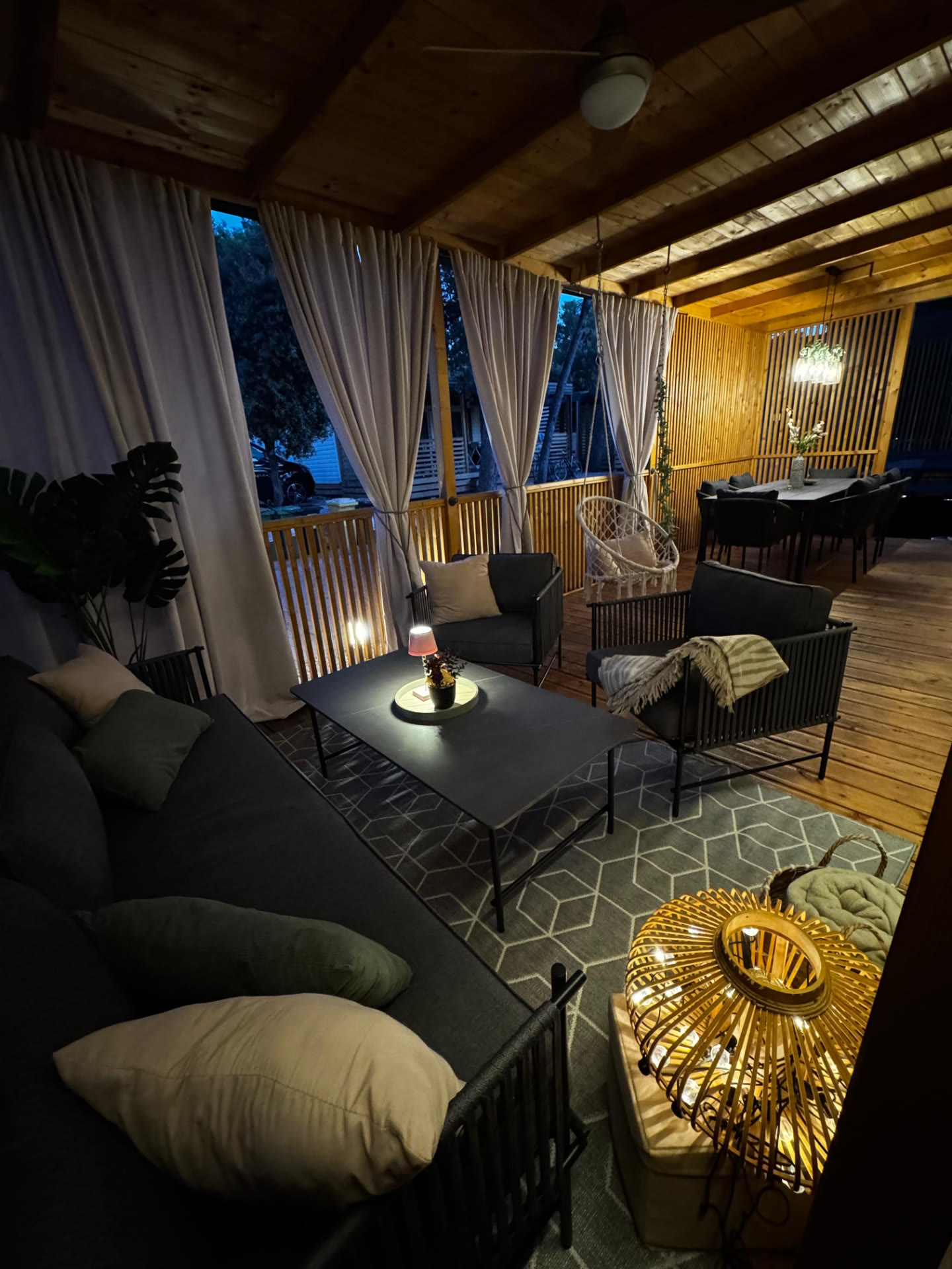 Terasa u večernjem svjetlu s lounge garniturom